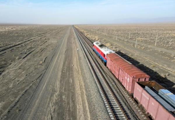 Un train de marchandises circule dans la steppe près de la gare de Dostyk, à la frontière kazakho-chinoise, le 19 novembre 2025