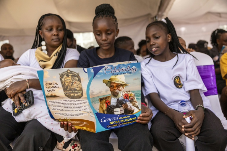 Proches et parents lors des funérailles de Christopher Njora Muronyo, un des 