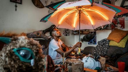 Julius Mokaya, cosplayer kényan de 34 ans, apporte les touches finales à son déguisement, le 22 août 2026 à quelques heures de la convention Otamatsuri à Nairobi