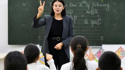 Une professeure d'anglais dans une école d'un village de Boukara, dans le nord-ouest du Kirghizstan, le 6 février 2026