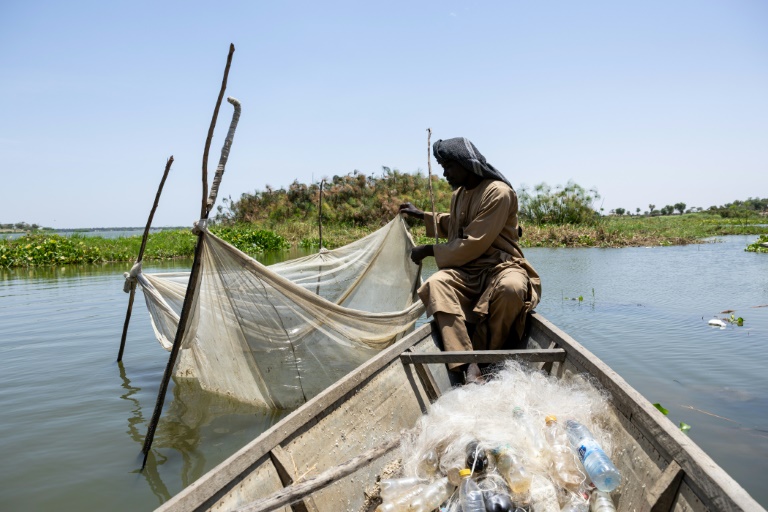 Ahmat Moussa, 42 ans, réfugié dans le camp de personnes déplacées à Yakoua, dans la province du lac Tchad, au Tchad, vérifie un filet le 21 juin 2025