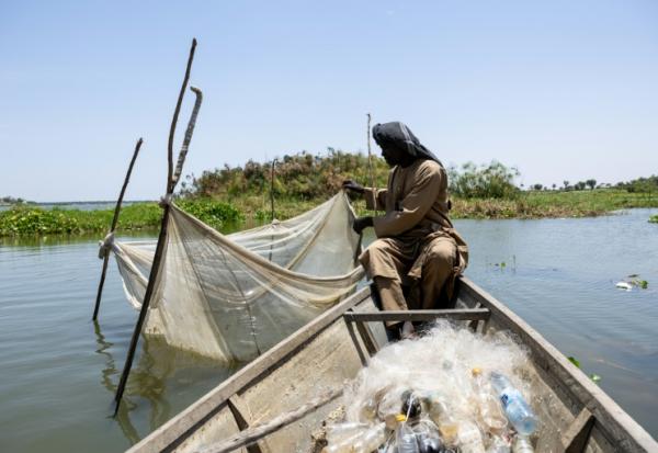 Ahmat Moussa, 42 ans, réfugié dans le camp de personnes déplacées à Yakoua, dans la province du lac Tchad, au Tchad, vérifie un filet le 21 juin 2025
