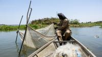 Ahmat Moussa, 42 ans, réfugié dans le camp de personnes déplacées à Yakoua, dans la province du lac Tchad, au Tchad, vérifie un filet le 21 juin 2025