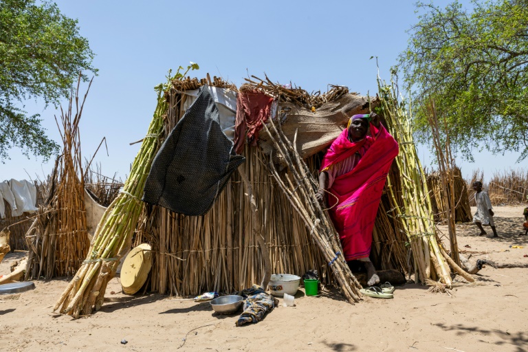 Baya Ali Moussa, 45 ans, sort de son abri, dans le camp de personnes déplacées de Yakoua, dans la province du lac Tchad, le 21 juin 2025 au Tchad