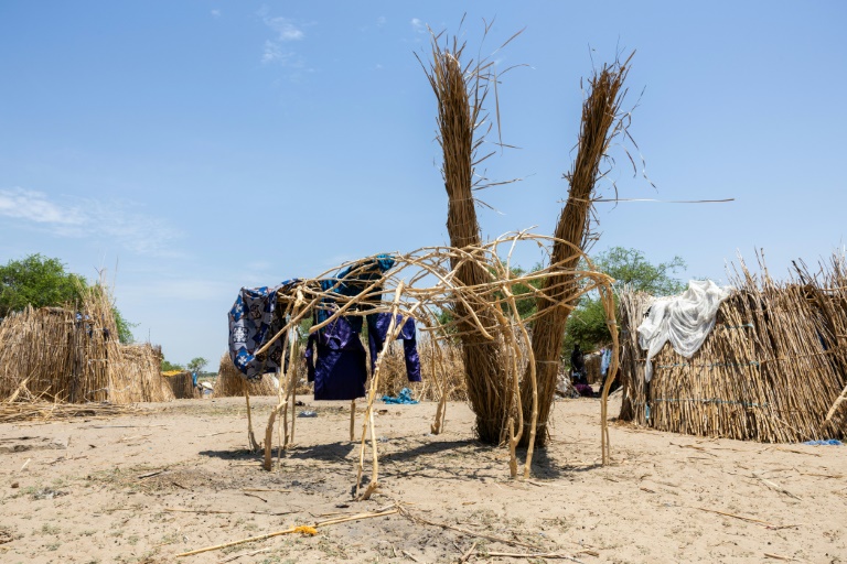 Construction d'un abri dans le camp de personnes déplacées à Yakoua, dans la province du lac Tchad, au Tchad, le 21 juin 2025