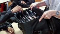 Une enseignante récupère les téléphones portables des élèves, mis de côté pendant les cours au lycée professionnel Jean Mermoz de Montsoult, le 14 janvier 2026 dans le Val-d'Oise