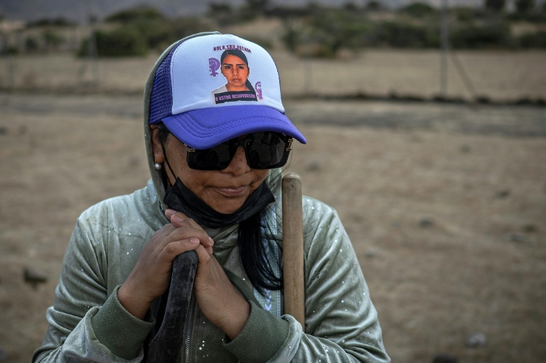 Une mère participe aux fouilles organisées par un groupe de recherche de disparus à Tepotzotlan, au Mexique, le 13 mars 2026