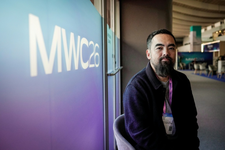 Le directeur général de l'entreprise Light Phone, Kaiwei Tang, au Salon du mobile à Barcelone le 3 mars 2026, en Espagne