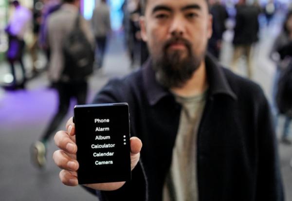 Le directeur général de l'entreprise Light Phone, Kaiwei Tang, présente un Light Phone III au Salon du mobile à Barcelone le 3 mars 2026, en Espagne