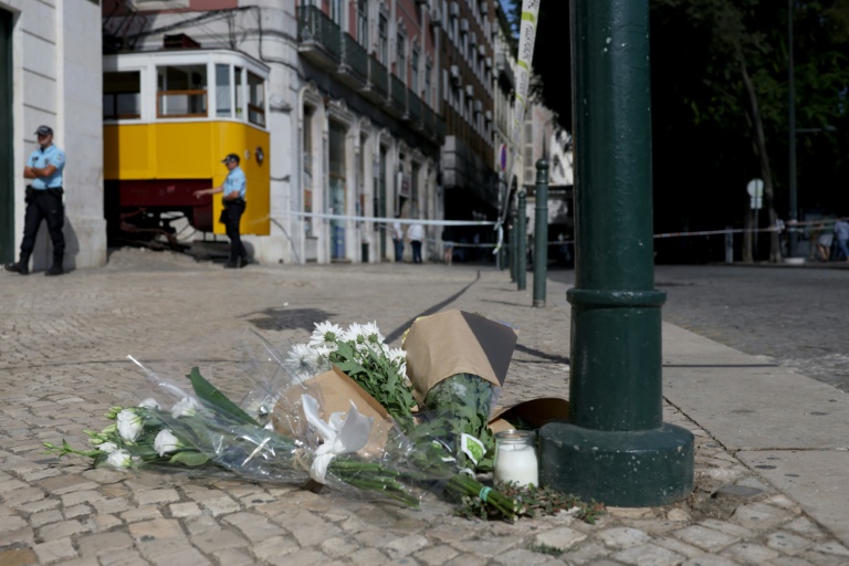 Des fleurs déposées à la mémoire des victimes au lendemain du déraillement d'un funiculaire, le 4 septembre 2025 à Lisbonne, au Portugal