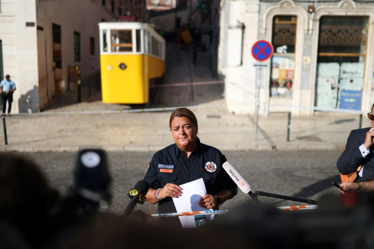 Margarida Castro, responsable de la protection civile municipale, s'adresse aux médias au lendemain du déraillement d'un funiculaire, le 4 septembre 2025 à Lisbonne, au Portugal