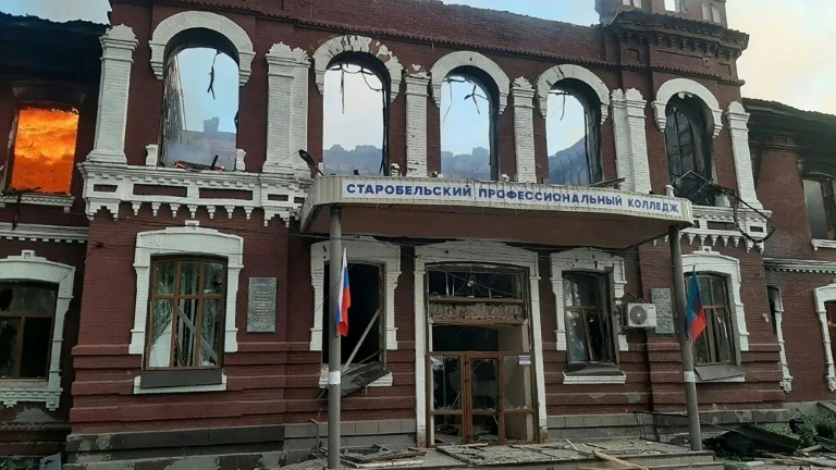 Photo diffusée le 22 mai 2026 par Léonid Passetchnik, le gouverneur installé par Moscou  dans la région de Lougansk, occupée par la Russie dans l'est de l'Ukraine, montrat des bâtiments endommagés du collège professionnel de Starobelsk, affilé à l'université pédagogique de Lougansk