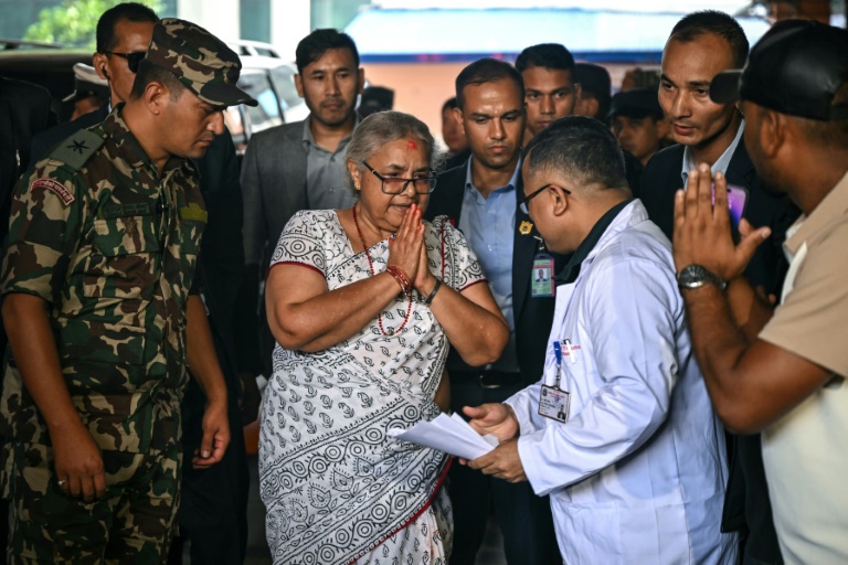 La Première ministre du Népal Sushila Karki est accueillie dans un hôpital avant de rendre visite aux blessés des émeutes, le 13 septembre 2025 à Katmandou 