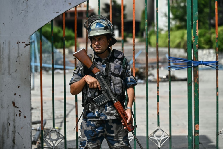 Un membre des forces de sécurité après les émeutes meurtrières au Népal, à Katmandou le 13 septembre 2025
