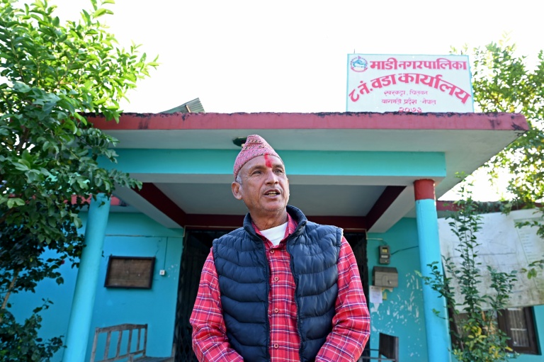 Birendra Bahadur Bhandar, élu du conseil municipal de Madi, lors d'un entretien à Chitwan, le 12 décembre 2025 au Népal