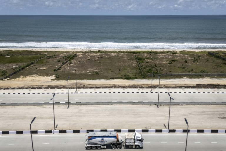 Vue aérienne d'un camion Dangote circulant sur l'autoroute côtière Lagos-Calabar, dans la péninsule de Lekki, dans l'État de Lagos, le 17 avril 2026.