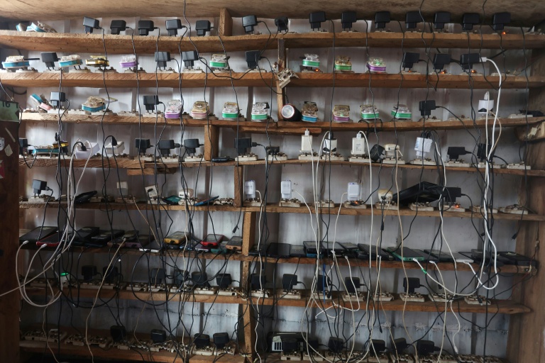 Des téléphones en charge, à Doma, au Nigeria, le 16 octobre 2023