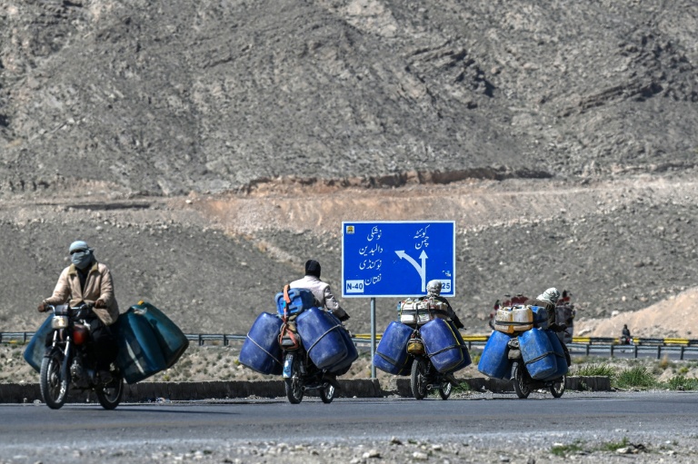 Transport de jerricans de carburant iraniens de contrebande, à la périphérie de Quetta, dans la province du Baloutchistan au Pakistan le 14 mars 2026