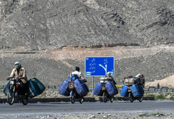 Transport de jerricans de carburant iraniens de contrebande, à la périphérie de Quetta, dans la province du Baloutchistan au Pakistan le 14 mars 2026