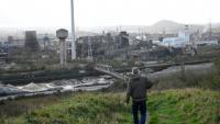 Un visiteur descend un terril près d'aciéries abandonnées à Charleroi, dans le sud de la Belgique, le 11 mars 2026