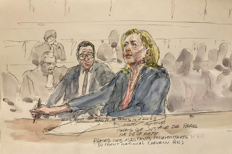 Croquis d'audience réalisé le 13 janvier 2026 montrant la président du Rassemblement national, Marine Le Pen, comparaissant devant la cour d'appel de Paris au premier jour d'audience de son procès