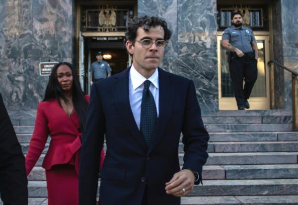 Le patron d'Instagram Adam Mosseri quitte le tribunal civil de Los Angeles où il vient de témoigner, le 11 février 2026