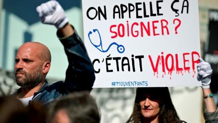 Manifestation de victimes de Joël Le Scouarnec devant le tribunal de Vannes (Morbihan), le 19 mai 2025