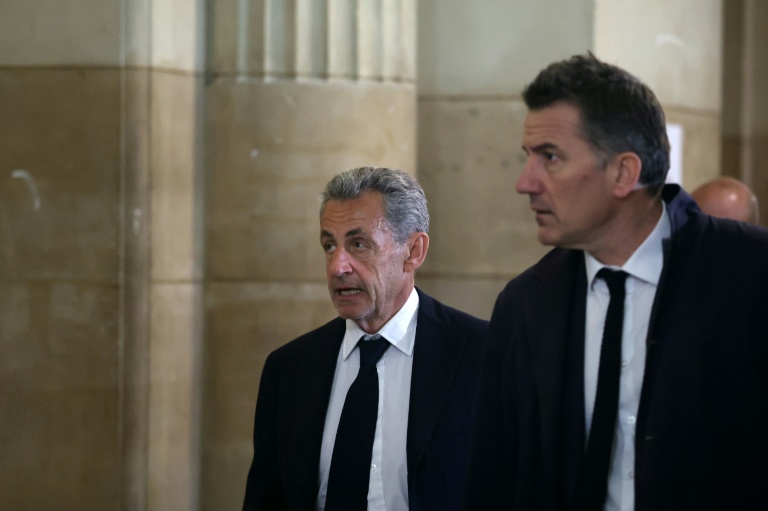 L'ancien président de la République Nicolas Sarkozy et l'avocat Sébastien Schapira, le 11 mai 2026 au palais de justice de Paris