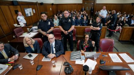 L'ancien producteur américain Harvey Weinstein à la cour pénale de Manhattan lors de son nouveau procès pour viol et agressions sexuelles, le 23 avril 2025 à New York