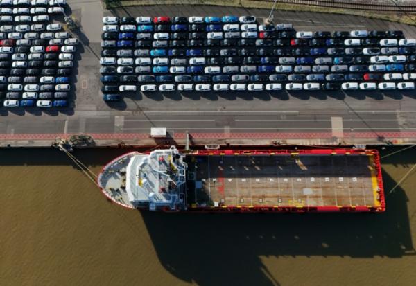 Vue aérienne de nouvelles voitures du groupe Volkswagen prêtes à être expédiées près de l’usine Volkswagen d’Emden, dans le nord-ouest de l’Allemagne, le 23 avril 2026