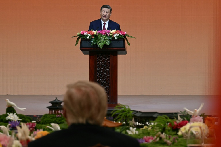 Le président américain Donald Trump écoute un discours du président chinois Xi Jinping lors d'un banquet d'État au Palais de l'Assemblée du Peuple à Pékin, le 14 mai 2026