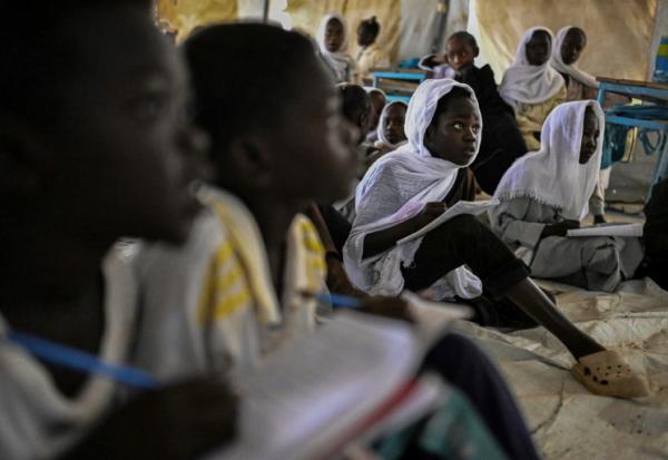 Des élèves assistent à des cours dans l'école d'un camp de personnes déplacées, près de Port-Soudan, le 26 avril 2026 au Soudan