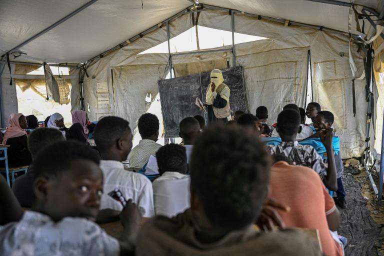 Des élèves assistent à un cours dans une école primaire d'un camp de personnes déplacées en partenariat avec l'Unicef, près de Port-Soudan, le 26 avril 2026 au Soudan