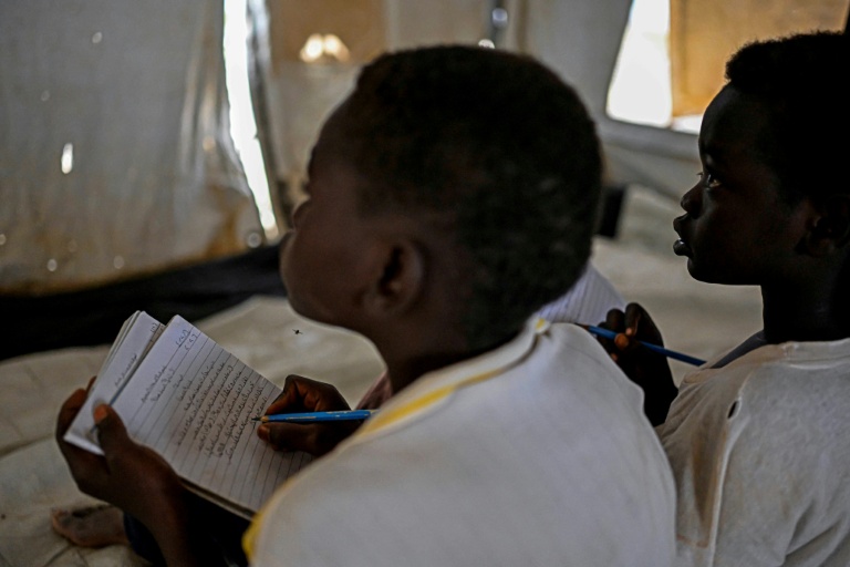 Des élèves suivent des cours dans une école primaire d'un camp de personnes déplacées près de Port-Soudan, gérée en partenariat avec l'Unicef, le 26 avril 2026 au Soudan