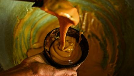 Sarath Ananda, un récolteur de sève de kithul, prépare du sucre de plame, dans le village d'Ambegoda, le 26 janvier 2026 au Sri Lanka