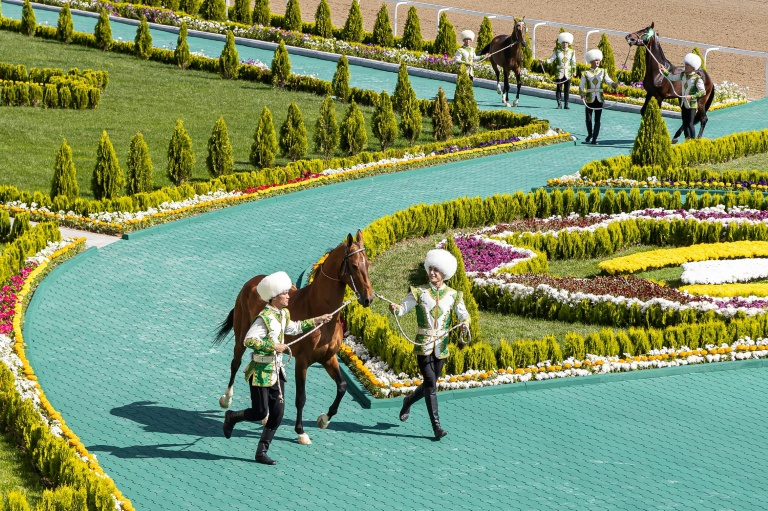 Des dresseurs présentent des étalons Akhal-Teke lors d'un concours à Achgabat, le 25 avril 2026 au Turkménistan