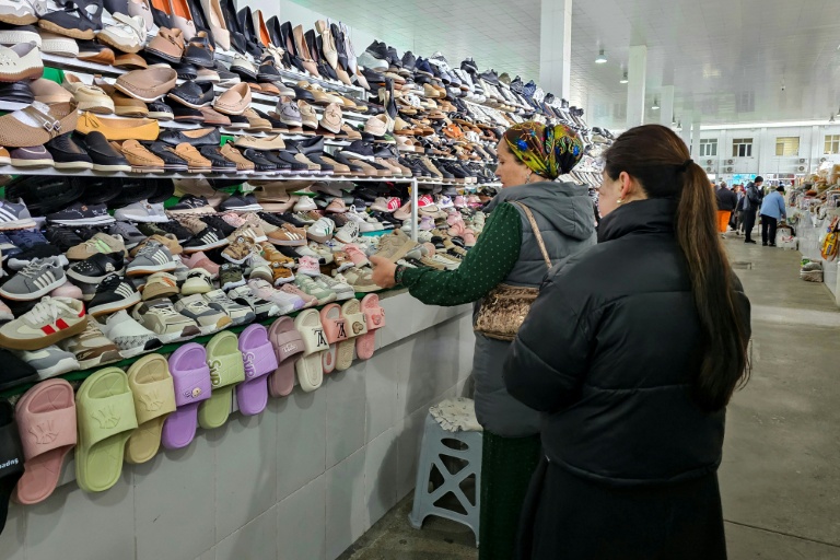 Des chaussures iraniennes en vente sur un marché d'Ackhabad, la capitale du Turkménistan, le 9 mars 2026