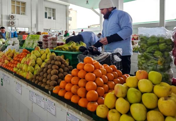 Des fruits importés d'Iran en vente sur un marché d'Ackhabad, au Turkménistan, le 9 mars 2026