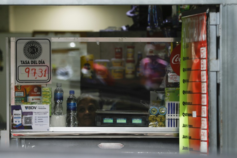 La vitrine d'un magasin affichant le taux de change du dollar américain à Caracas, au Venezuela, le 2 juin 2025