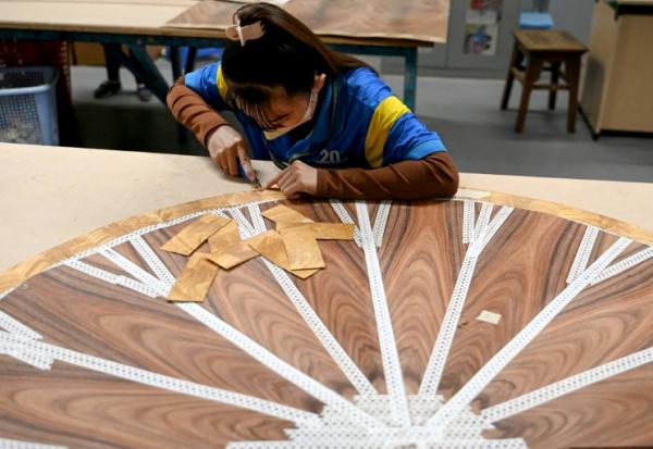 Une ouvrière de l’entreprise de mobilier Jonathan Charles le 4 novembre 2025 à Ho Chi Minh-Ville