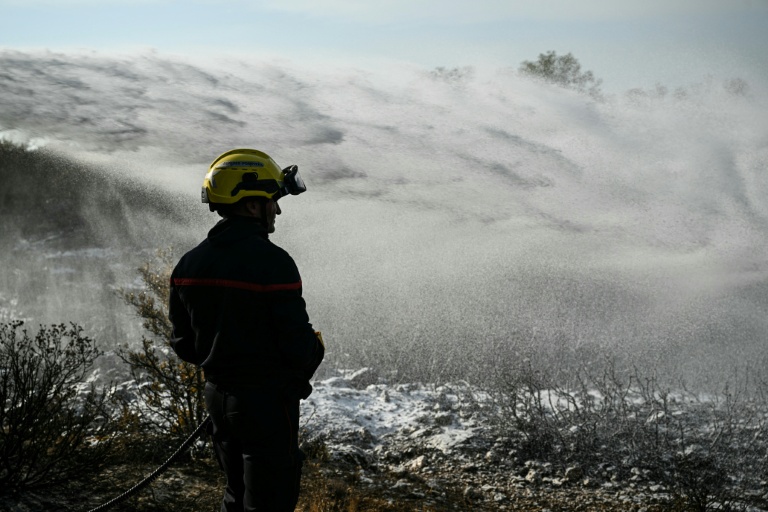 Les pompiers éteignent des cendres chaudes à côté d'Albas, dans le massif des Corbières, le 9 août