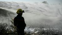 Les pompiers éteignent des cendres chaudes à côté d'Albas, dans le massif des Corbières, le 9 août