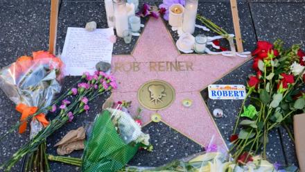 Mémorial improvisé pour Rob Reiner sur le Hollywood Walk of Fames, le 16 décembre 2025