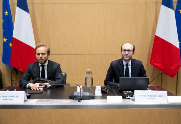 Charles Alloncle (G) et Jérémie Patrier-Leitus avant une audition de la commission d'enquête sur l'audiovisuel public, à l'Assemblée
nationale à Paris le 2 février 2026
