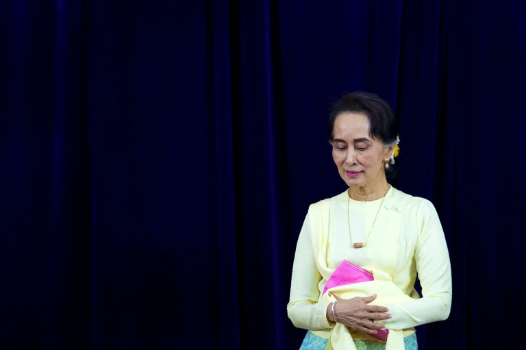 La conseillère d'État Aung San Suu Kyi à l'issue d'un discours devant l'assemblée générale des étudiants de l'université de Rangoun, le 28 août 2018 en Birmanie