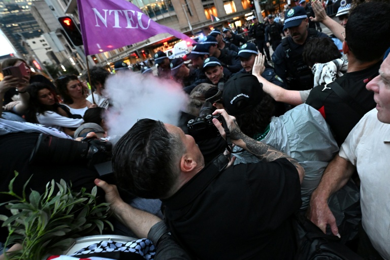 Des policiers utilisent du gaz au  poivre pour disperser des manifestants pro-palestiniens lors d'un rassemblement contre la visite du président israélien Isaac Herzog en Australie, le 9 février 2026 à Sydney