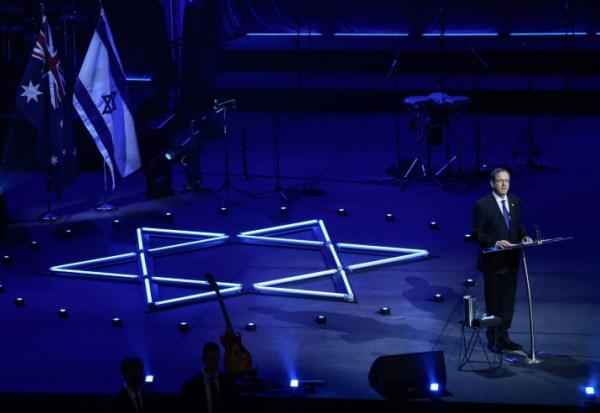Le président israélien Isaac Herzog prononce un discours lors d'une "soirée de lumière et de solidarité", le 9 février 2026 à Sydney, en hommage aux victimes de l'attentat à la bombe du 14 décembre 2025