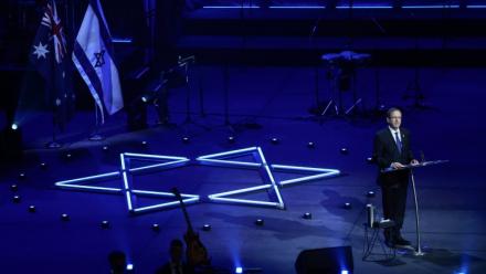 Le président israélien Isaac Herzog prononce un discours lors d'une "soirée de lumière et de solidarité", le 9 février 2026 à Sydney, en hommage aux victimes de l'attentat à la bombe du 14 décembre 2025