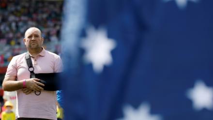 Ahmed al Ahmed, l'homme qui avait désarmé l'un des auteurs de l'attentat antisémite de la plage de Bondi à Sydney en décembre 2025, reçoit des hommages lors d'un matcj de cricket à Sydney en Australie le 4 janvier 2026