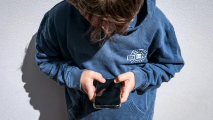 L'Australie interdit l'accès aux réseaux sociaux aux jeunes adolescents le 10 décembre 2025
